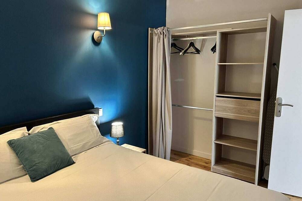 Entire apartment, 2-person air-conditioned 1-bedroom apartment near Aïga Resort Puy de la Coquille A02 in Châtel-Guyon, Volcans d'Auvergne Regional Nature Park