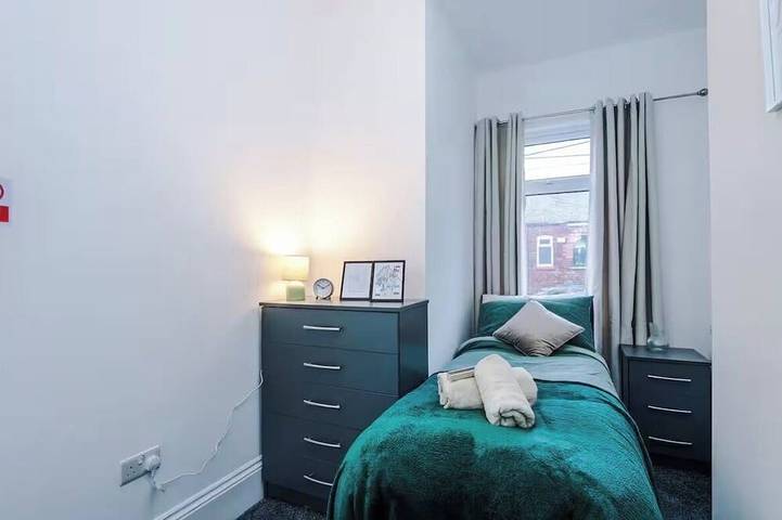 Modern 2 -Bed House Near Manchester City Centre - Sleeps 6 in Grand Manchester