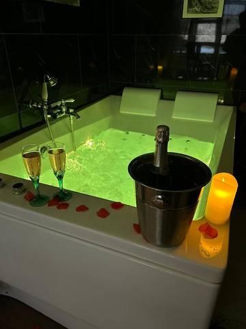 Cottage pour 2 personnes, avec terrasse et jacuzzi à Châteauroux