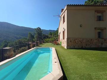 Casa rural con piscina para 10 personas, con piscina además de vistas y balcón en Riópar