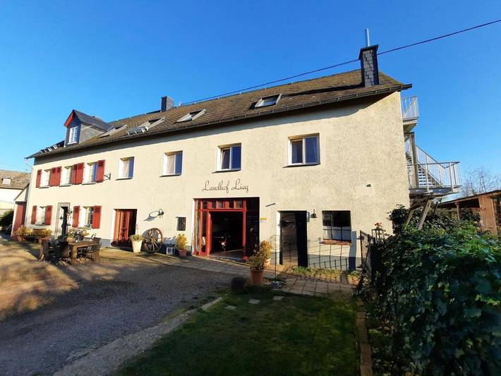 Ferienwohnung für 3 Personen, mit Garten und Ausblick in Lieg