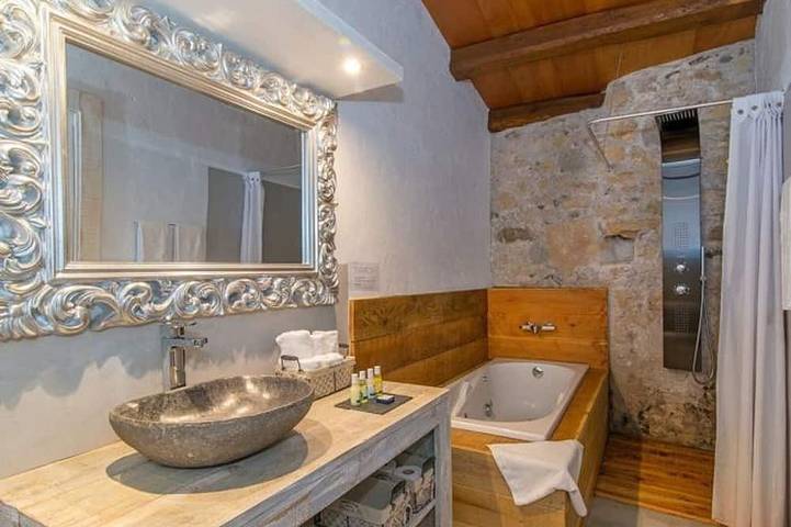 Gîte pour 22 personnes, avec jacuzzi ainsi que terrasse et jardin à Bordils - 3