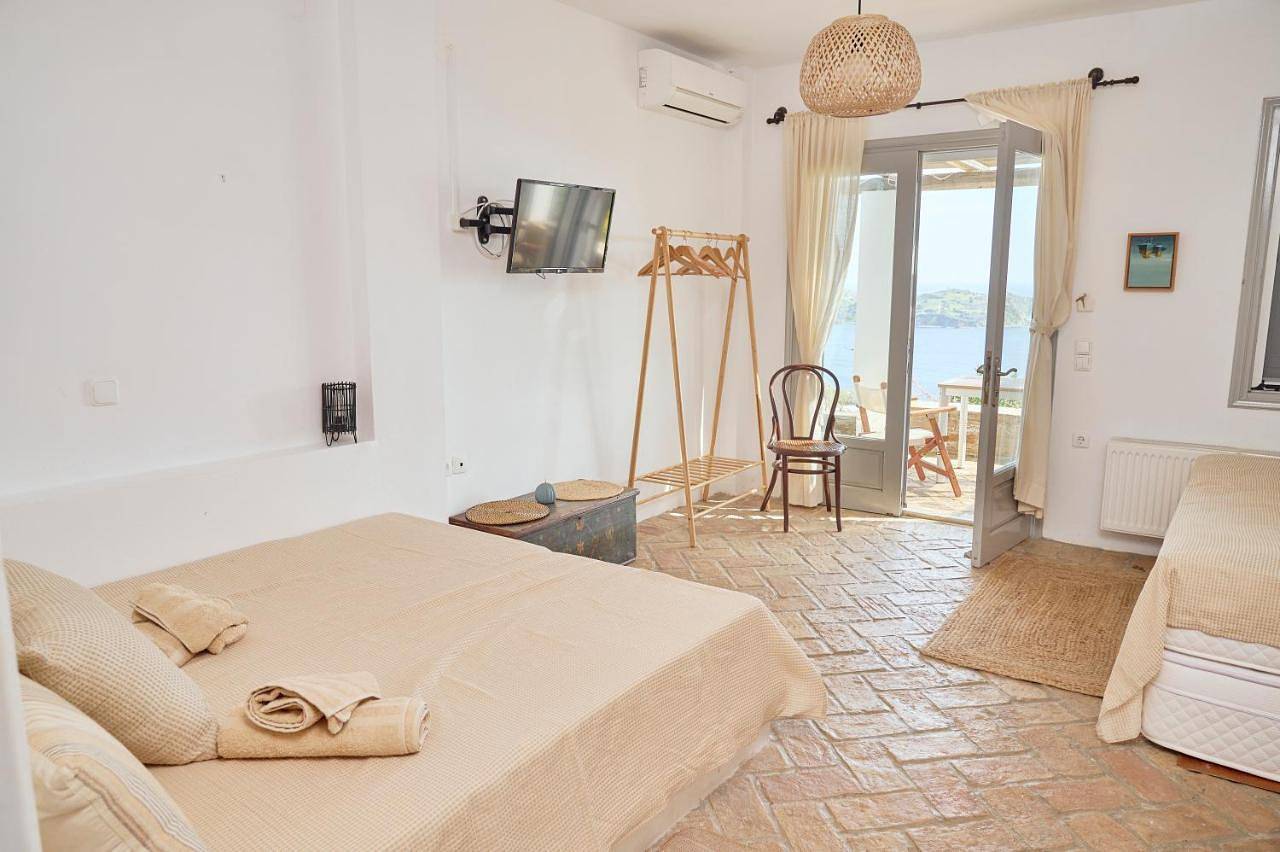 Double Room with Terrace in Eubée