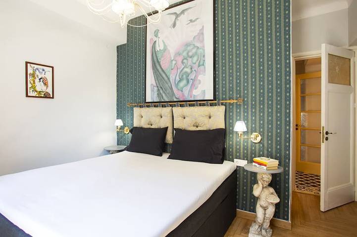 Entire apartment, Eclectic 4-Bed, 4-Bath Apt in Central Athens in Central Section of Athens, Athens