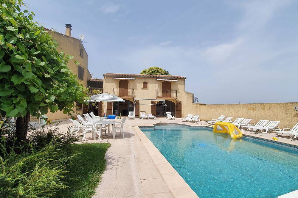 Exceptional setting surrounded by vineyards in a peaceful setting in Orange, Vaucluse