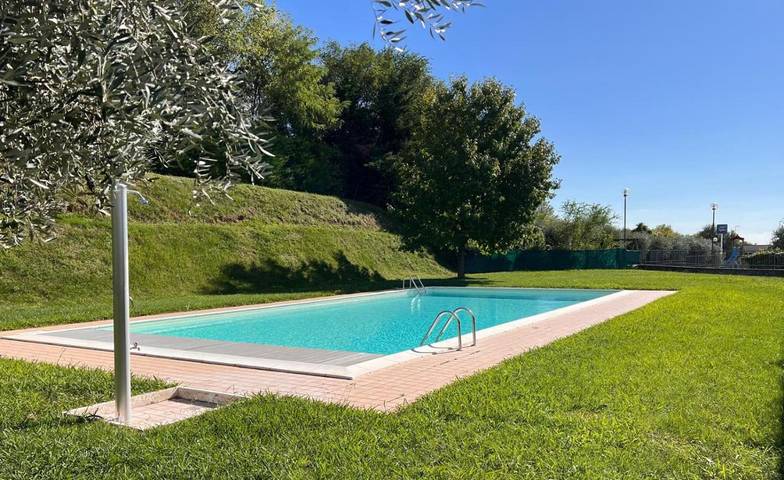 Location de vacances pour 5 personnes, avec Balcon et Terrasse ainsi que Jardin et Piscine à Cavaion Veronese