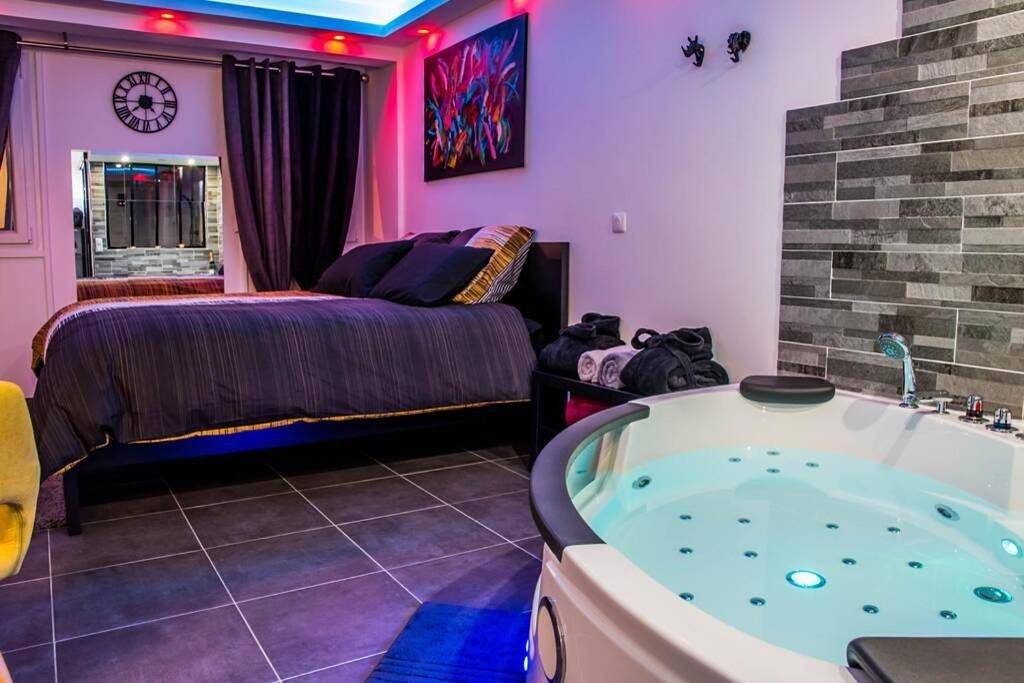 Appartement entier, Le Spamoureux bien-être a deux in Boussy-Saint-Antoine, Essonne