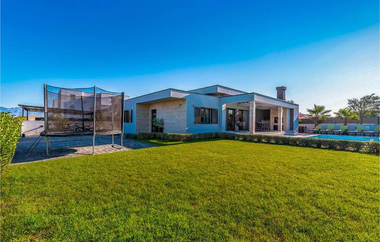 Ferienhaus für 10 Personen, mit Terrasse und Whirlpool in Nin - 2