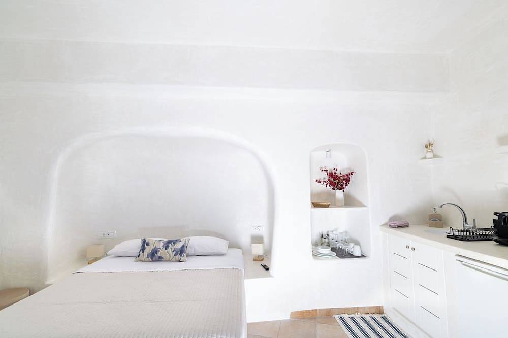 Panoramic Cave Suite with outdoor Hot Tub and Caldera View in Ormos Ammoudiou, Oia