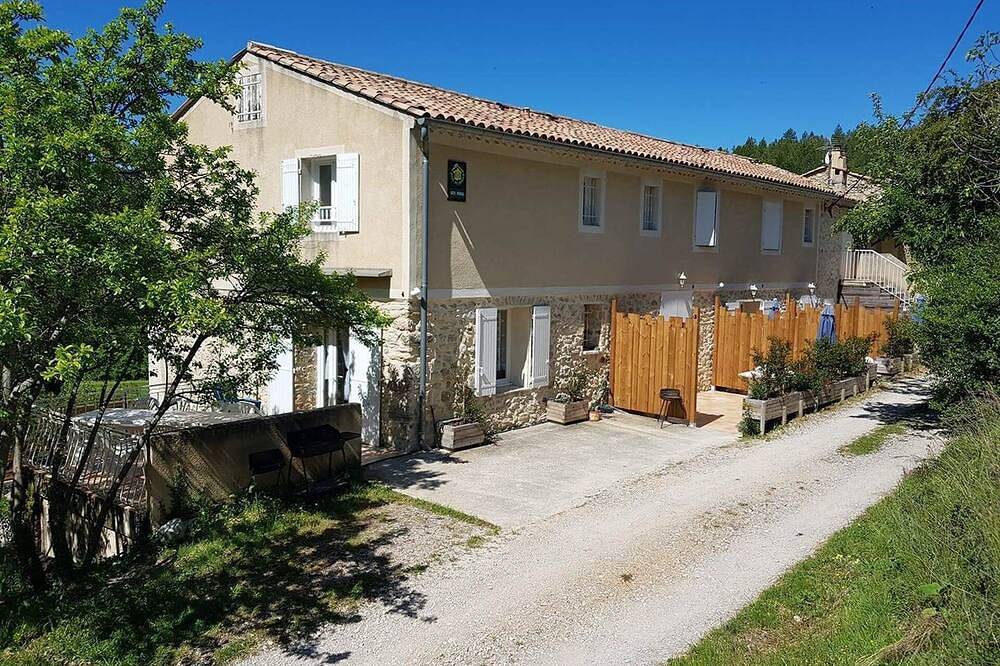 Entire apartment, Gîte 7 / 42m2 in Montbrun-les-Bains, Nyons region