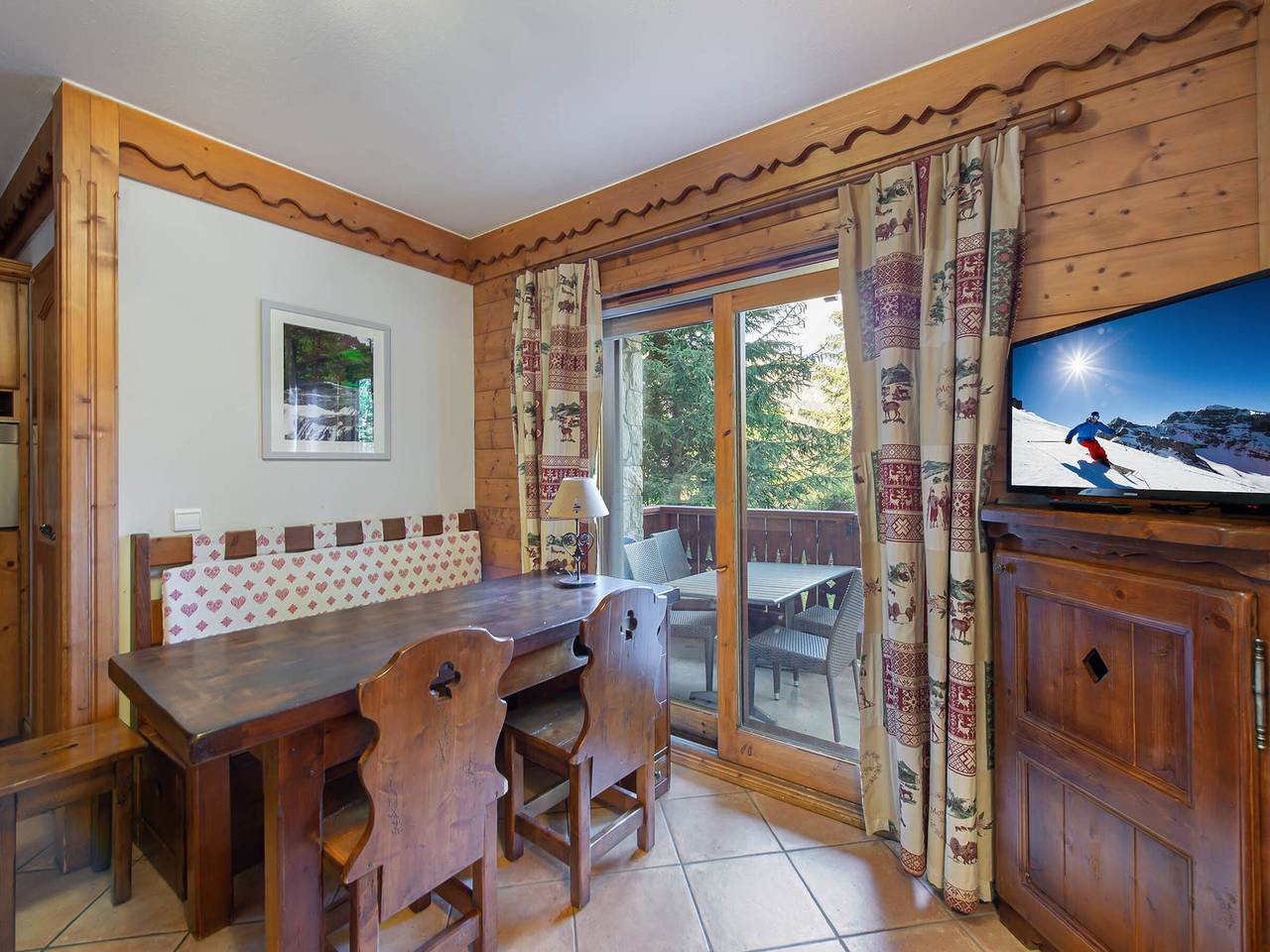 Geheel appartement, Ski-in apartment with pool access and covered parking in Meribel Village, Courchevel