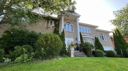 Location de vacances pour 3 personnes, avec sauna et jardin ainsi que jacuzzi et piscine dans Sherbrooke