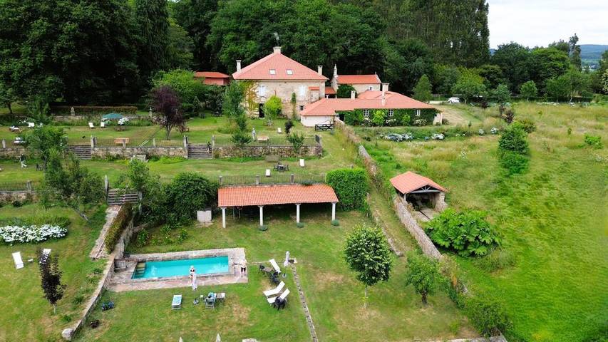 Hotel para 3 personas, con piscina además de jardín y vistas - 1