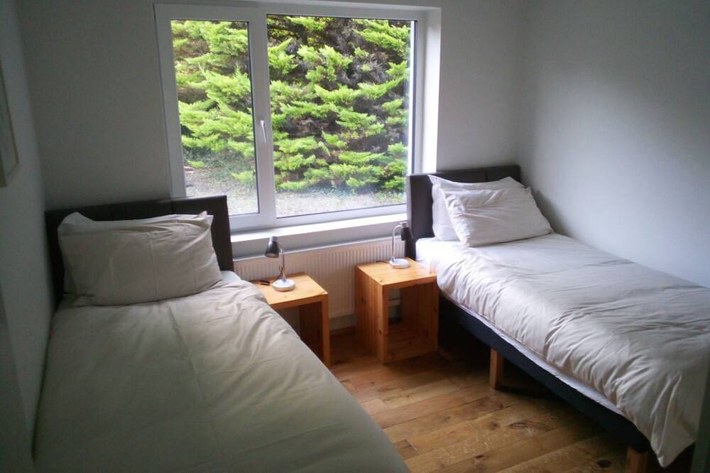 Entire apartment, Spacious Contemporary Chalet Type Apartment in Galway, Lough Corrib