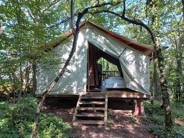 Tente pour 4 personnes, avec jardin et terrasse ainsi que piscine et vue dans l' Aveyron
