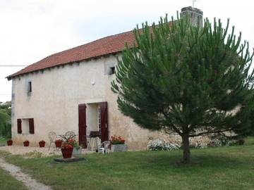 Gîte pour 4 personnes, avec terrasse ainsi que jardin et piscine à Vergt