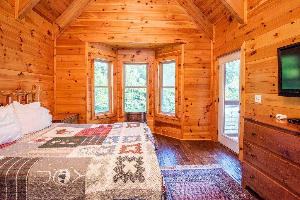 Riverfront Premium Cabin, 3 bed 3.5 bath, On the River, Sleep 10 in Monroe County (TN)