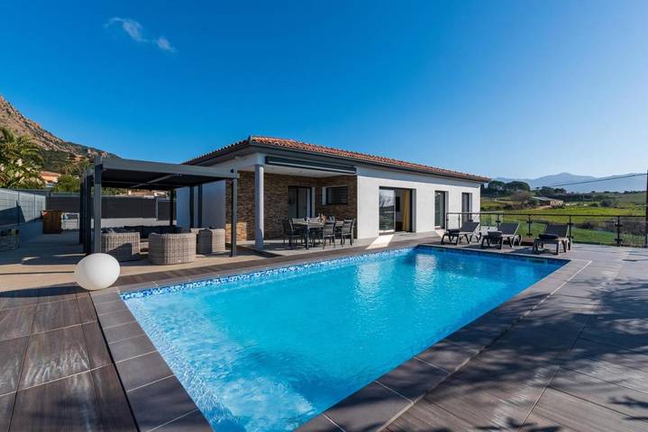 Villa für 5 Personen, mit Balkon und Terrasse sowie Pool und Ausblick in Afa