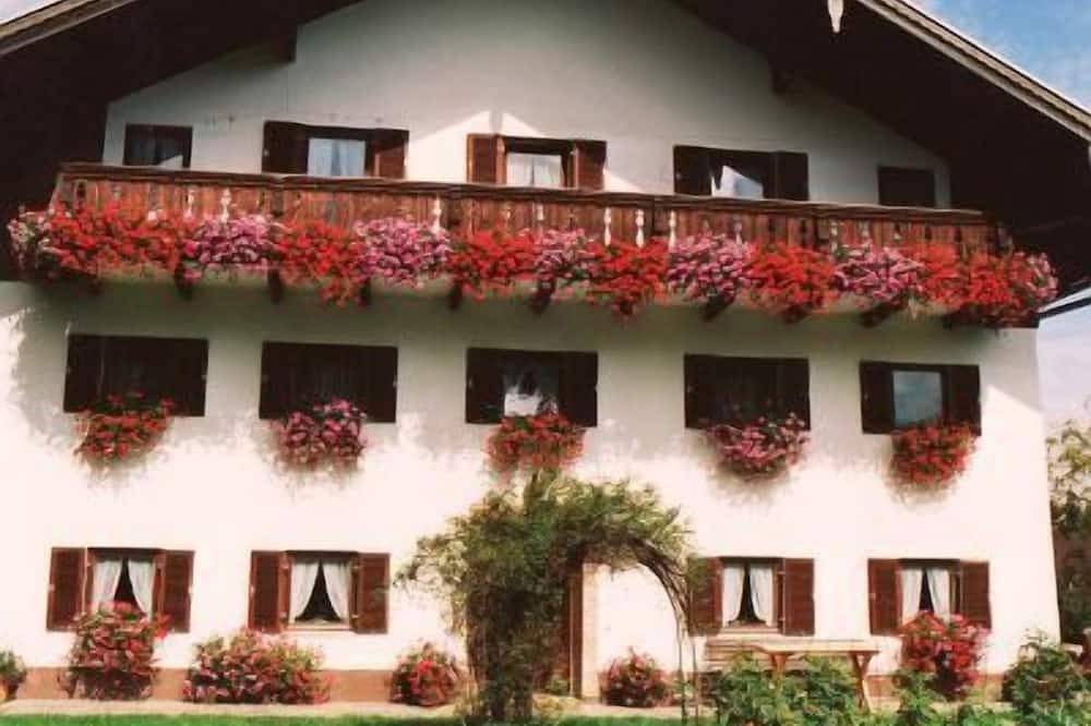 Ganze Wohnung, Ferienwohnung 60m², 2. Stock, 2 Schlafzimmer, Wohnzimmer, Küche, Tv, Balkon in Frasdorf, Chiemsee
