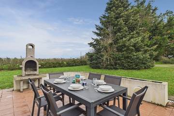 Gîte pour 6 personnes, avec piscine ainsi que terrasse et jardin à Commequiers