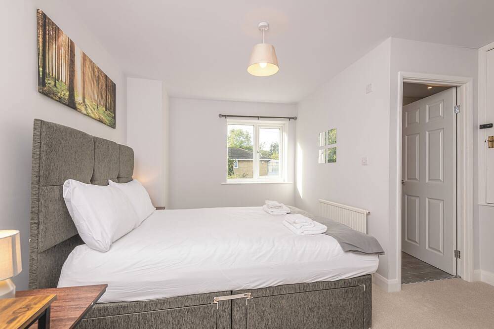 Spacious 4Br Detached House • Sleeps 7 • Free Parking • Wi-Fi • Pet Friendly in Huddersfield, West Yorkshire