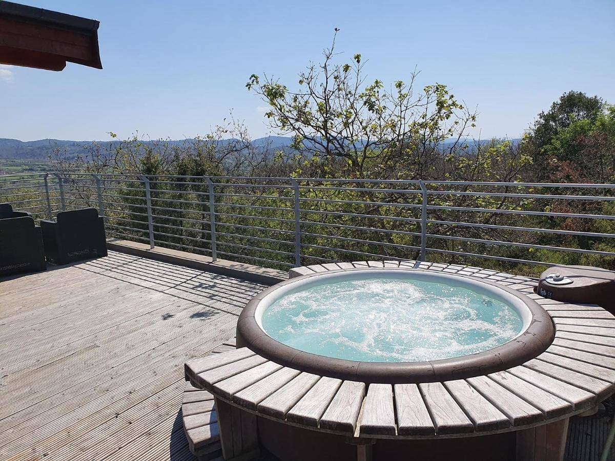Suite Nid d'Amour et Spa privatif in Vogüé, Ardèche