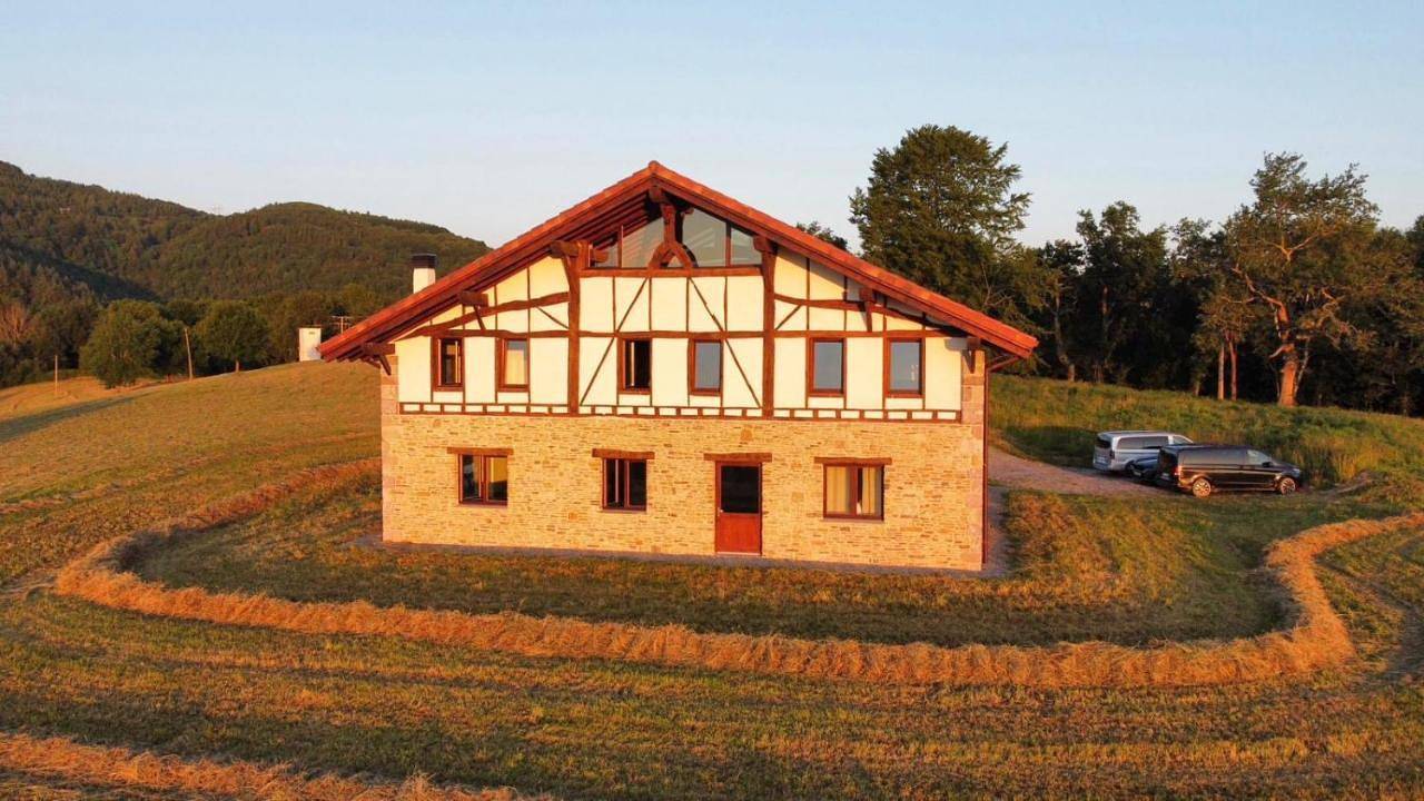Caserío Bizkar in Laurgain, Aya