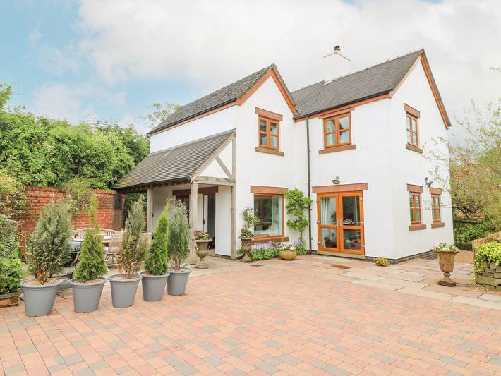 Log cabin for 8 people, with garden in Staffordshire Moorlands