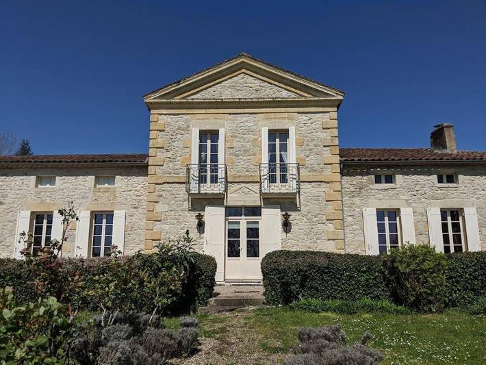 Location de vacances pour 17 personnes, avec jardin ainsi que terrasse et piscine à Dieulivol