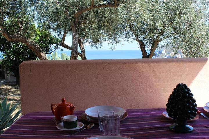 Location de vacances pour 4 personnes, avec Balcon et Jacuzzi ainsi que Terrasse et Jardin à Piraino