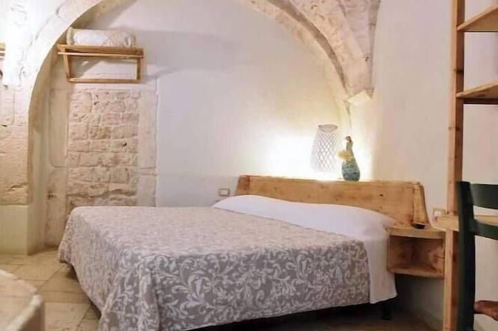 Gaudí's Corner: Alcoba Blanca in Putignano, Region de Bari