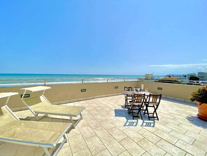 Hotel, mit Terrasse und Garten in Riccione