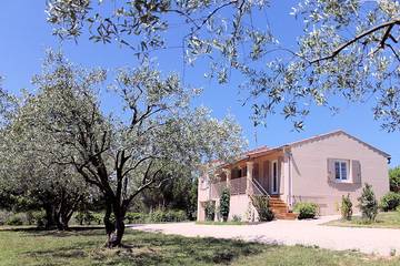 Gîte pour 4 personnes, avec jacuzzi et piscine ainsi que jardin et terrasse dans le Gard