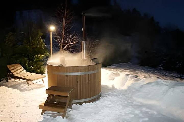 Chalet for 10 people, with garden and hot tub as well as balcony - 1