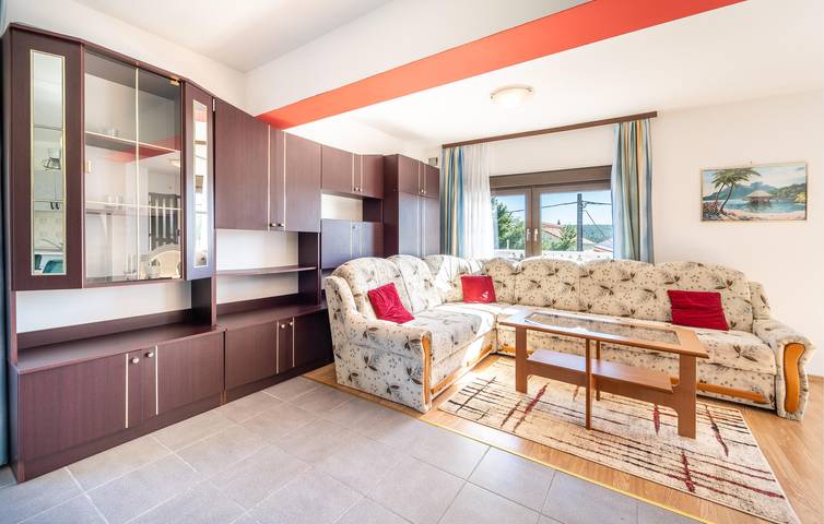 Ganze Ferienwohnung, Gemütliche Unterkunft, 2 km von der Küste entfernt: WLAN, Klimaanlage, Terrasse und Küche in Obrovac, Zadar