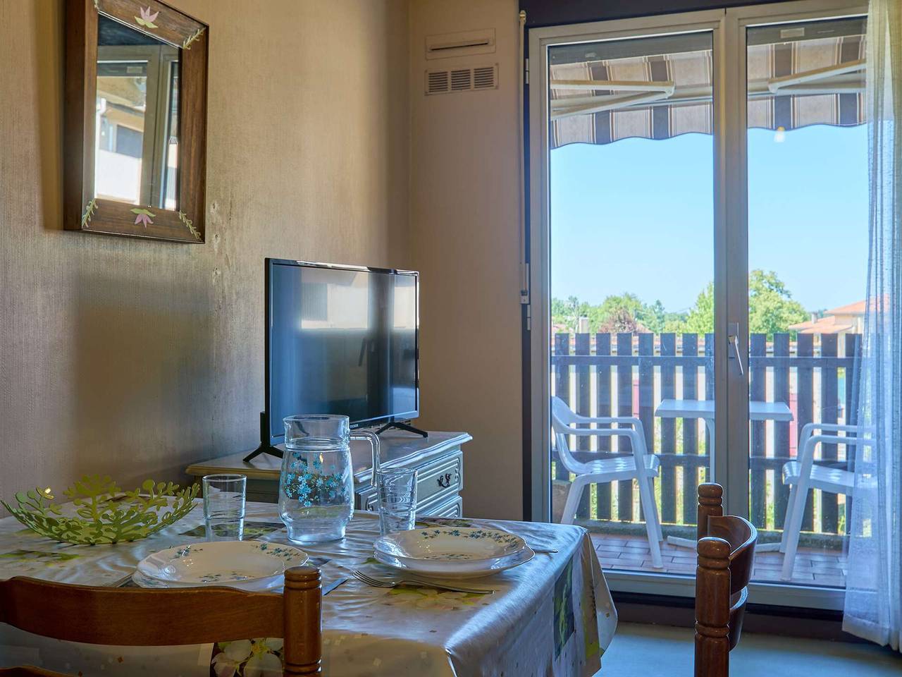 Entire studio, Cozy studio for 2 with balcony and parking, pets allowed in Cazaubon, Gers