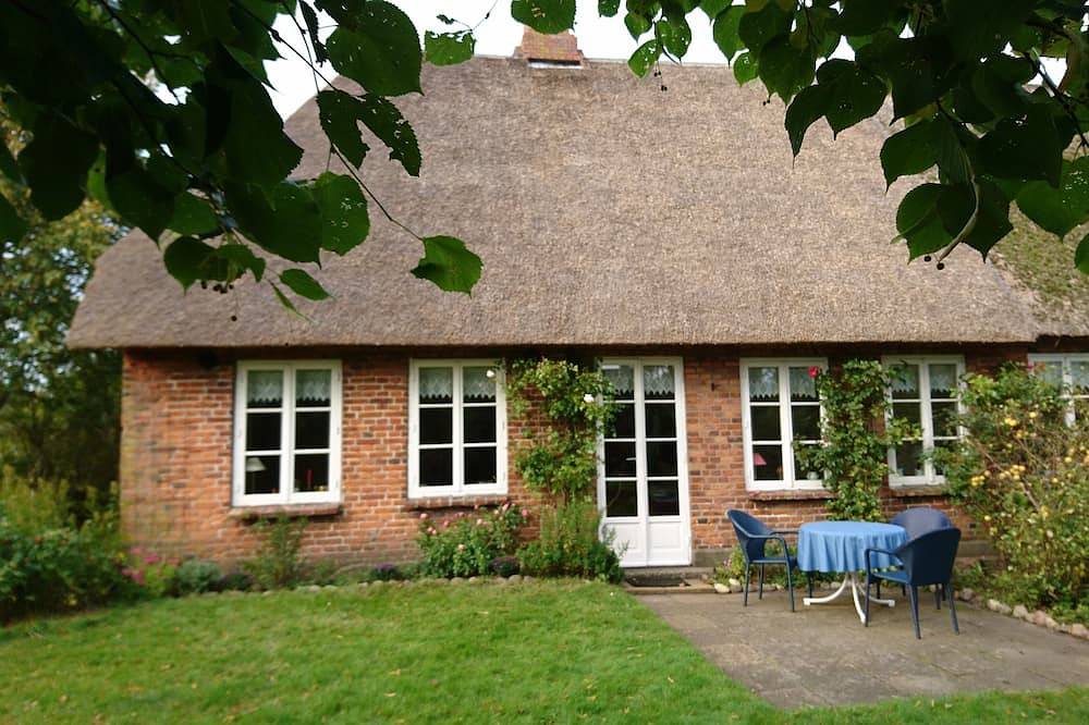 Behaglich eingerichtete Ferienwohnung im Reetdachhaus mit großem Garten in Wobbenbüll, Nordseeküste