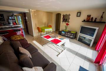 Gîte pour 4 personnes, avec piscine ainsi que terrasse et jardin à Pertuis