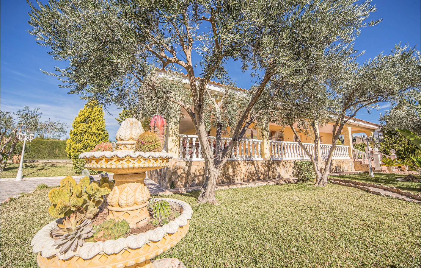 300 Sqft Apartment w/Pool, Parkplatz, AC & Terrasse in la Pobla de Vallbona, Valencia Provinz