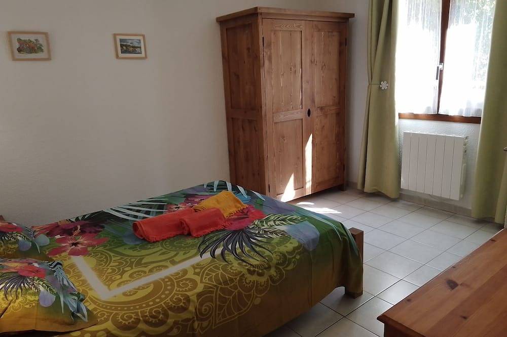 Entire apartment, T2, Antilles, equipped terrace, the beach and shops are a stone's throw... in Savines-le-Lac, Écrins National Park