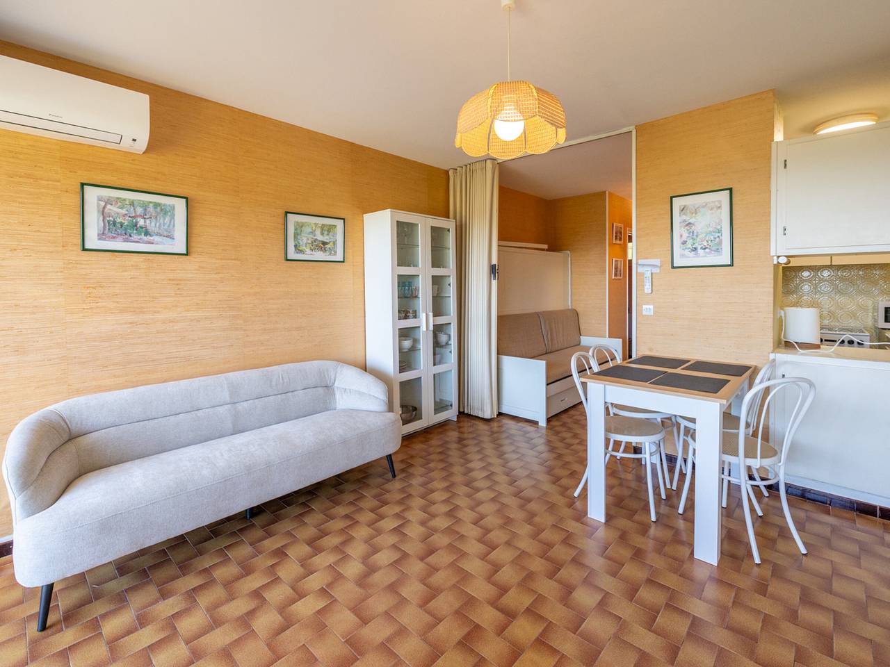 Entire studio, Air-Conditioned Studio with Large Terrace near the Sea in Plage d'Aiguebelle, Le Lavandou