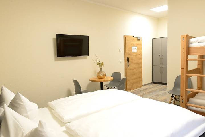 Ganze Ferienwohnung, Hostel & Pension Alte Brauerei - Zweibettzimmer mit Etagenbett (11-16 qm) in Wartburg, Eisenach