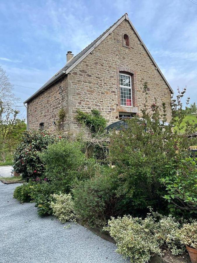 Location de vacances pour 6 personnes, avec vue sur le lac ainsi que vue et jardin à Couesmes-Vaucé - 2