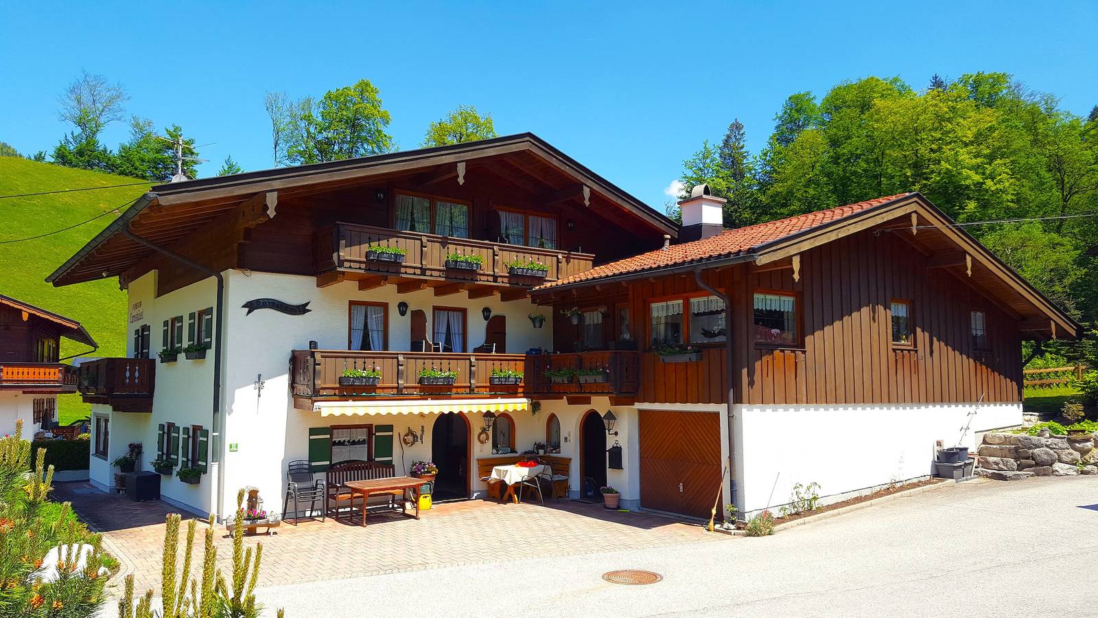 Laroshäusl Maria Fischer - triple-bed-room either with bath or shower and toilet, balcony in Göllstock, Berchtesgaden
