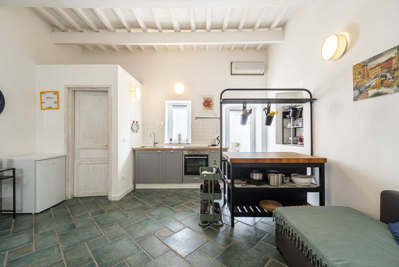 Appartement entier, Guesthost - Lovely & Central Studio with Terrace in Livourne, Côte des Étrusques