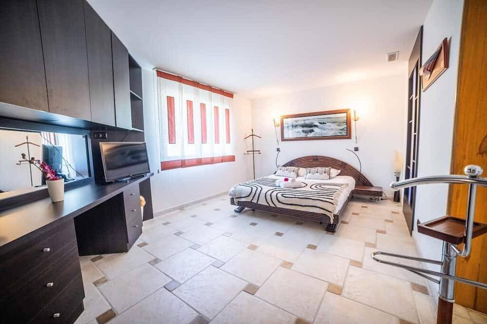 Entire apartment, Luxury Home -Villa-Pool-Jacuzzi-Family- pool table in Montferrier-sur-Lez, Montpellier region