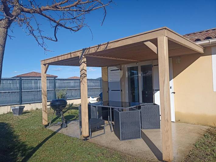 Gîte pour 4 personnes, avec vue ainsi que piscine et jardin à Vallon-Pont-d'Arc