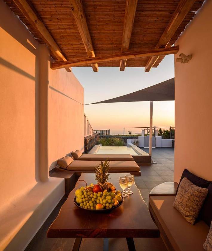 Resort per 3 persone, con Terrazza e Idromassaggio nonché Giardino in Santorini