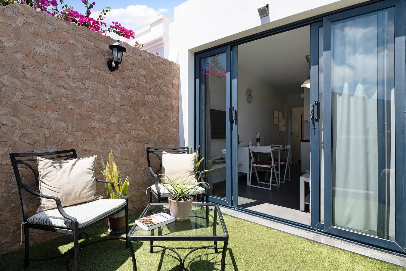 Apartamento entero, Apartamento de vacaciones 'Rosales' con terraza privada, jardín compartido y Wi-Fi in Playa Blanca, Yaiza