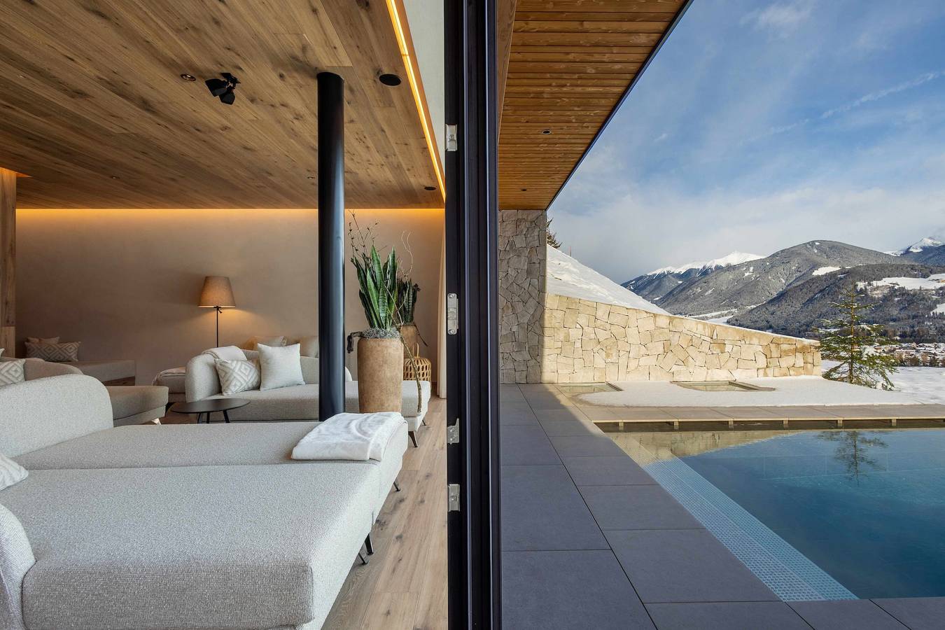 Chalet K Lodge View con vista sulle montagne, piscina privata e sauna, direttamente al Plan de Corones in Valdaora, Dolomiti Superski